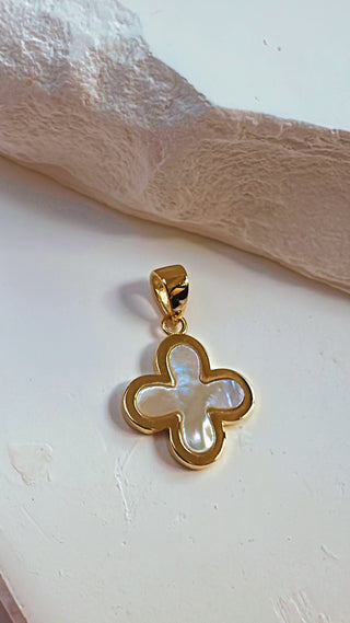 9KT YG MOTHER OF PEARL PENDANT GR070