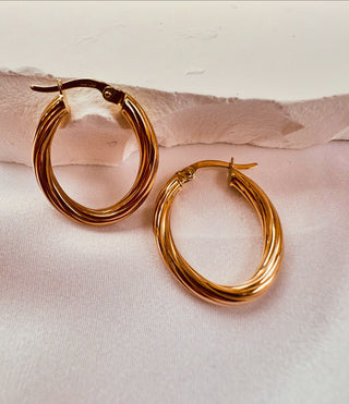 9KT YELLOW GOLD HOOP EARRINGS . CODE GR018